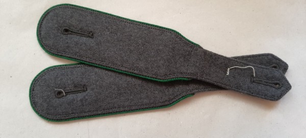 Schulterklappen Mannschaften, blaugrau mit grüner Paspel