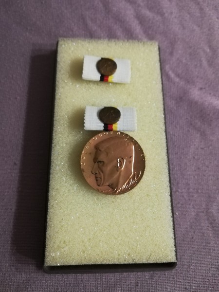 DDR Medaille Dr. Theodor Neubauer Bronze Bartel 178g