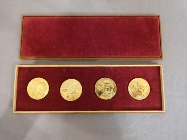 DDR NVA 4 original vergoldeten Medaillen 20 Jahre NVA im Etui
