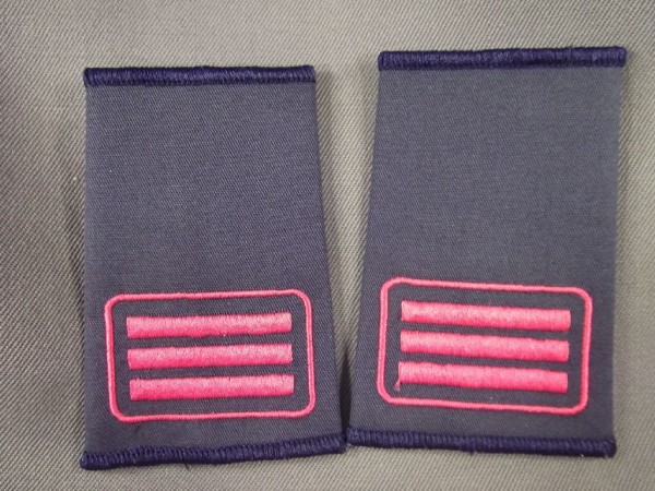 Allgemein: Rangschlaufen mit Funktionsabzeichen Feuerwehr karmesinrote Umrandung mit drei karmesinroten Balken