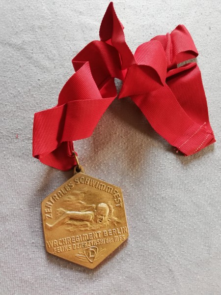 DDR Plakette Zentrales Schwimmfest Wachregiment Dzierzynski Berlin Stasi MfS