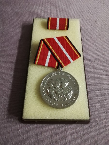 DDR Verdienstmedaille der Nationalen Volksarmee Silber Bartel 146h