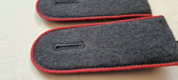 Schulterklappen Mannschaften, blaugrau mit roter Paspel, ältere Fertigung