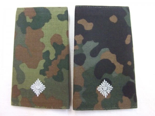 Rangschlaufen Leutnant, weiß auf Flecktarn