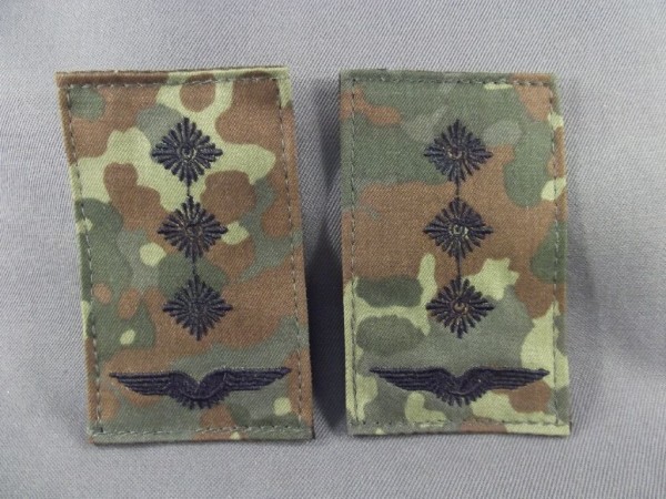 Rangschlaufen Hauptmann schwarz auf flecktarn mit Schwinge und mit Klett