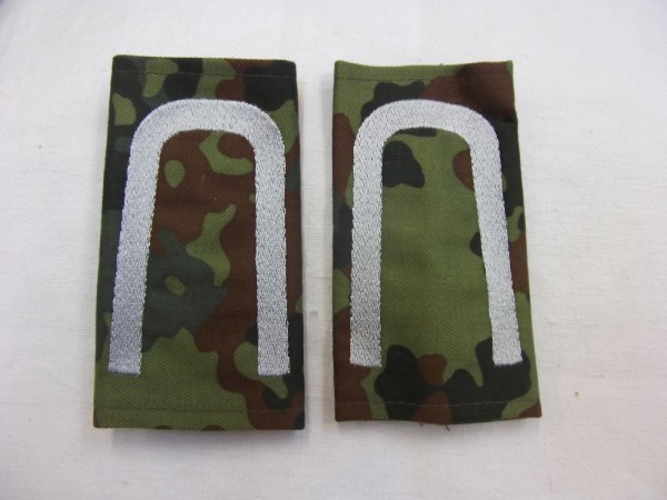 Rangschlaufen Unteroffizier, weiß auf Flecktarn