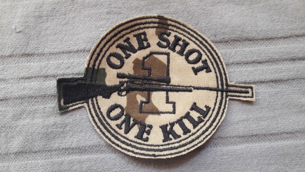 Abzeichen OSOK- One Shot One Kill, schwarz auf wüstentarn maschinengestickt