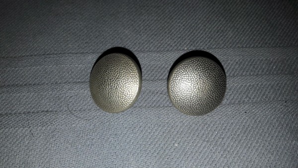 Knopf 21mm gekörnt altsilber lange Öse