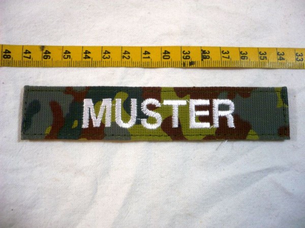 Namenstreifen, weiß auf flecktarn maschinengestickt mit Klett, Namen zum Aussuchen- Namen A bis Z