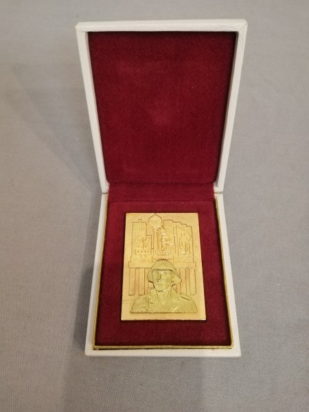 DDR NVA Grenztruppen Plakette Stadtkommandantur der Hauptstadt der DDR Berlin Gold