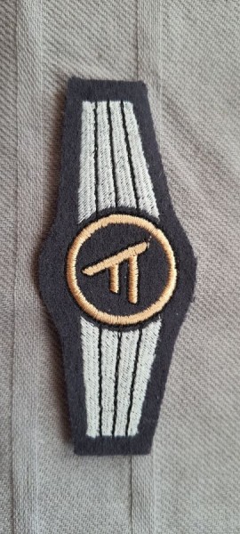 Tätigkeitsabzeichen Führungsdienstpersonal in bronze mit silber maschinengestickt auf blaugrau
