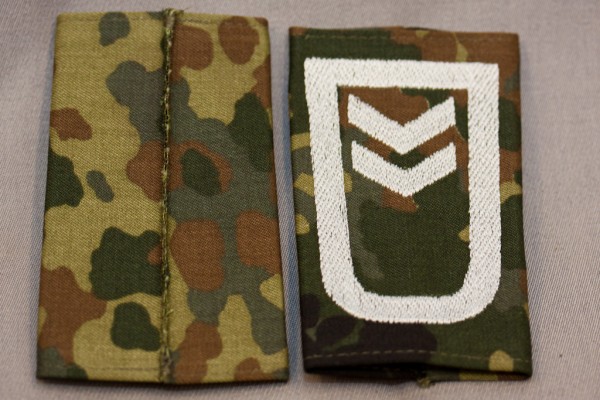 Rangschlaufen Oberfeldwebel, weiß auf Flecktarn