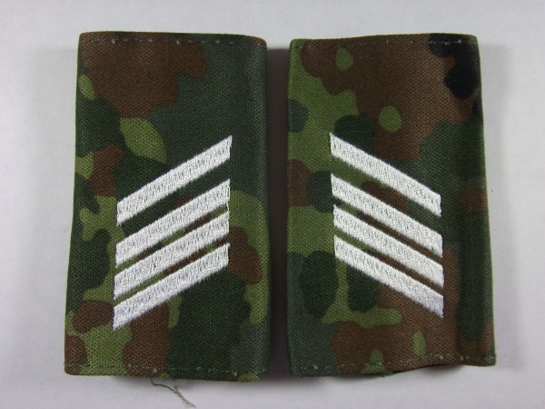 Rangschlaufen Stabsgefreiter, weiß auf Flecktarn, maschinengestickt
