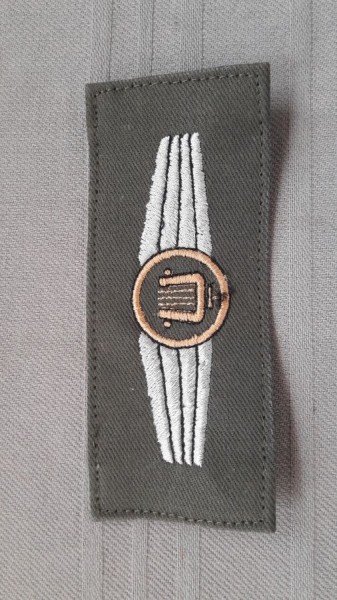 Tätigkeitsabzeichen Militärmusikpersonal, bronze auf oliv- silberne Schwingen maschinengestickt
