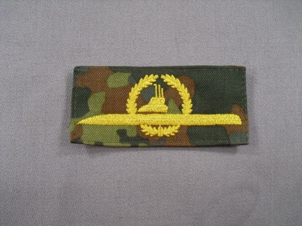 Tätigkeitsabzeichen U-Boot Personal gold auf flecktarn