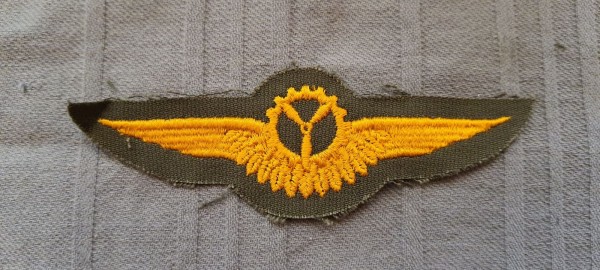 Tätigkeitsabzeichen Bordmechaniker, gold auf oliv ganz gold