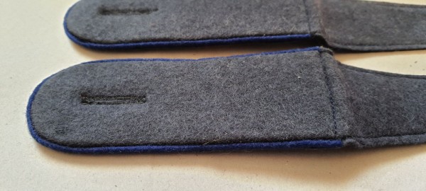 Schulterklappen Mannschaften, blaugrau mit blauer Paspel, ältere Fertigung