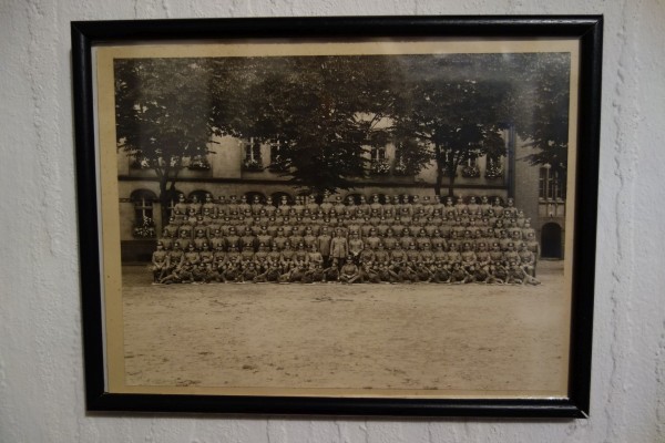 Bild Foto Gruppenfoto einer Einheit des Heeres vor einem Gebäude