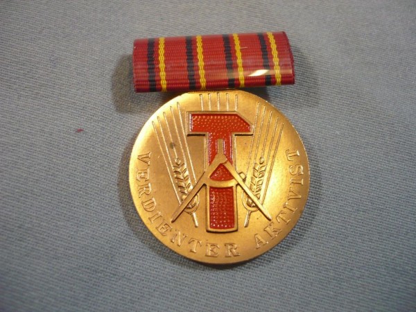 Verdienter Aktivist, in Bronze