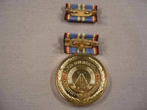 Medaille für langjährige Pflichterfüllung zur Stärkung der Landesverteidigung der DDR in Gold für Frauen