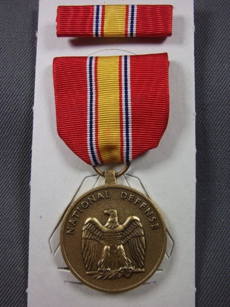 National Defence Medal mit Band und Ribbon in Versandschachtel