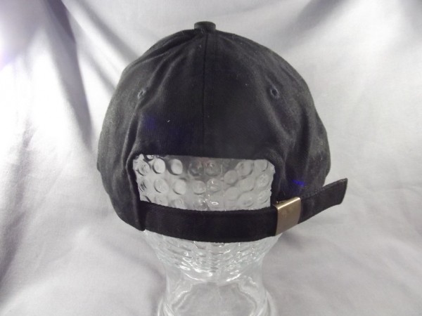Zivil: Baseballcap, Kenner trinken Wurm Bier