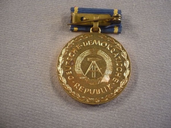 Pestalozzi Medaille für treue Dienste in Gold