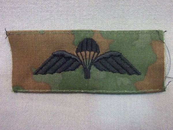 Fallschirmspringerabzeichen GB schwarz auf Flecktarn maschinengestickt umnäht