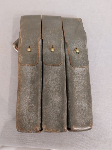 Norwegen - Wehrmacht Magazintasche MP40 für 3 Magazine - Leder dunkelgrün