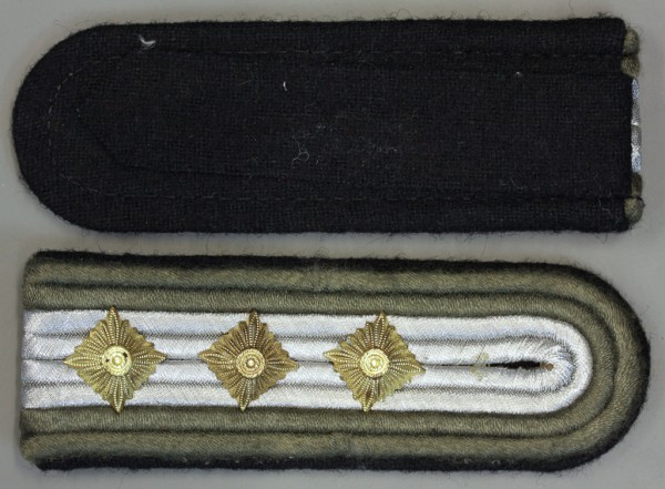 Schulterklappen, Pioniere, Stabsfähnrich, 3 gold- farbenen Sterne, mit Schlaufen, Neu