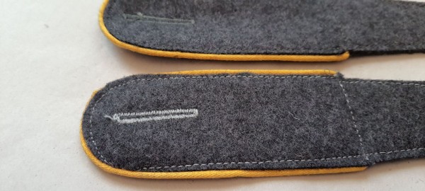Schulterklappen Mannschaften, blaugrau mit gelber Paspel