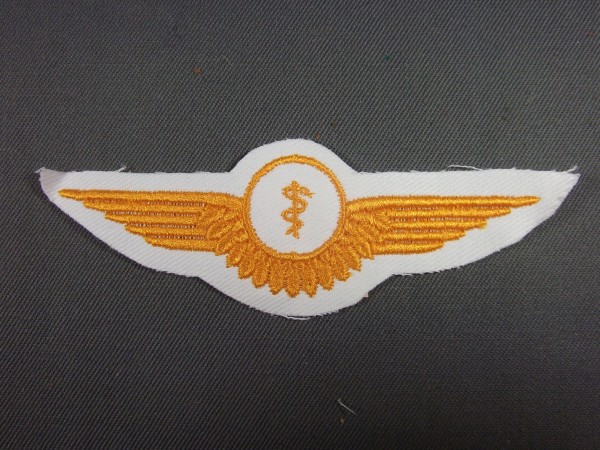 Tätigkeitsabzeichen Fliegerarzt gold auf weiß