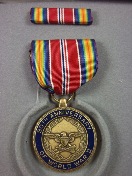 World War II Medal- 50th Anniversary, mit Bandschnalle und kleinem Etui