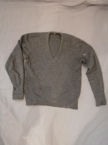 Bundeswehr Pullover V-Ausschnitt grau 1.Model Größe 48