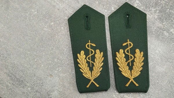 Polizei Schulterklappen grün Äskulapstab gold 37mm und 2 Palmenzweige, Knopfloch