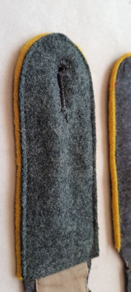 Schulterklappen Mannschaften, blaugrau mit zitronengelber Paspel, ältere Fertigung