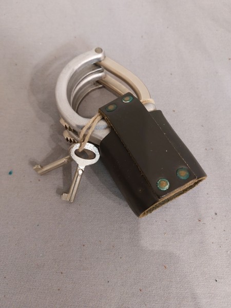 DDR Handschellen VoPo mit 2 Schlüssel und Tasche - Original