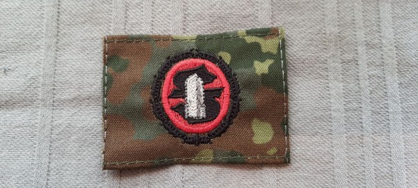 Munitionsfachpersonal Schwarz/ rot auf flecktarn maschinengestickt Feuerwerker