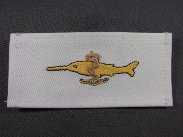 Tätigkeitsabzeichen Taucherarzt gold auf weiß, Schlange in bronze