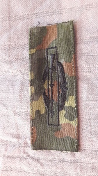 Brustabzeichen, Combat Infantry Badge, 1st Award schwarz auf Flecktarn maschinengestickt