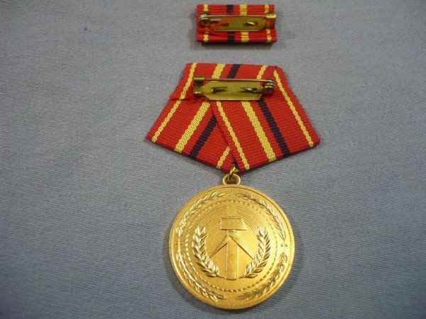 Verdienstmedaille der Kampfgruppen der Arbeiterklasse, in Gold