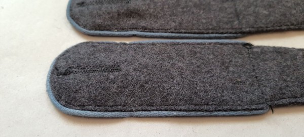 Schulterklappen Mannschaften, blaugrau mit blauer Paspel