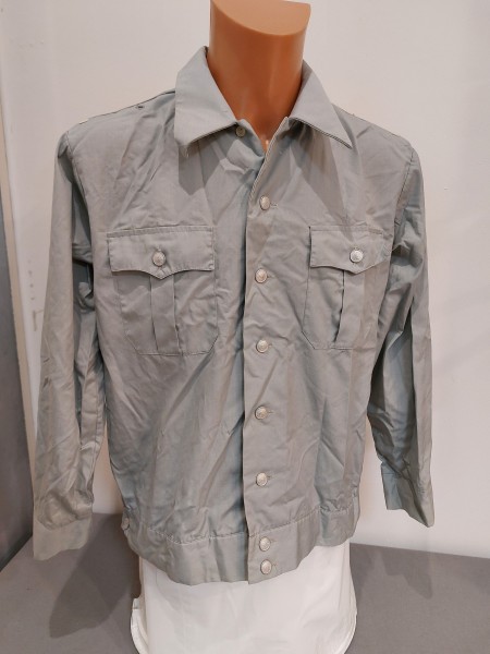 DDR Diensthemd/ Blouson 1/1 Arm NVA Landstreitkräfte hellblau Größe 39N