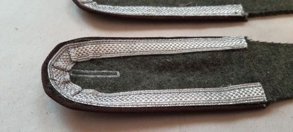 Schulterklappen Unteroffizier, feldgrau mit brauner Paspel
