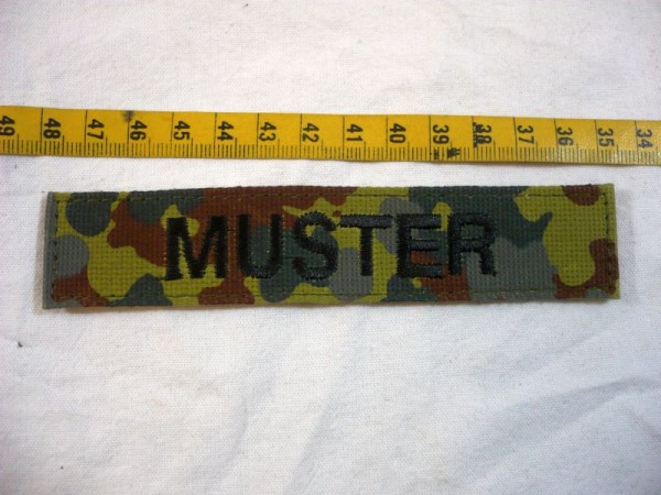 Namenstreifen, schwarz auf flecktarn maschinengestickt mit Klett, Namen zum Aussuchen- Namen A bis Z