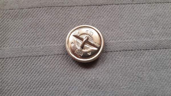 Knopf 21mm gekörnt altsilber kurze Öse