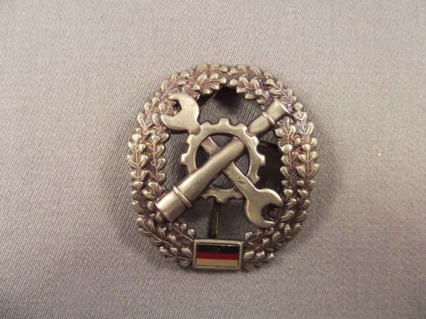 Barettabzeichen, Instandstezungstruppe, Metall, altsilber 