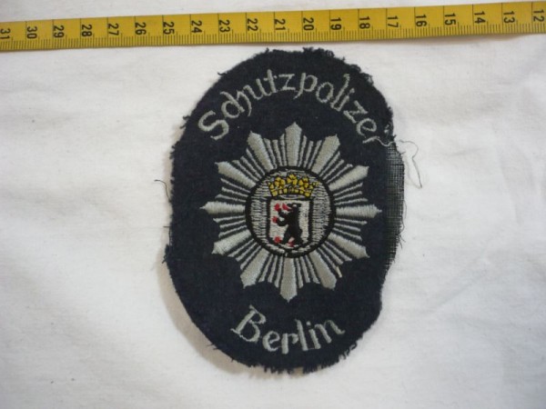 Berlin: Armabzeichen, Schutzpolizei Berlin, grau, oval, weiß maschinengestickt auf grau