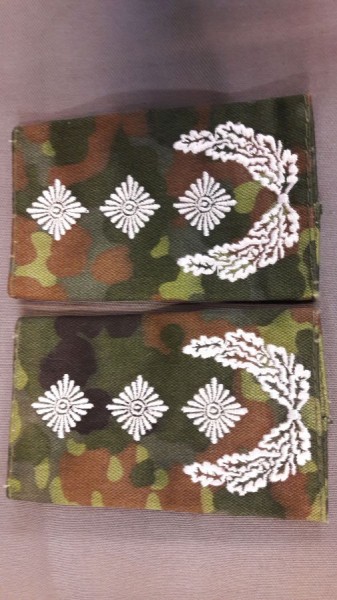 Rangschlaufen Oberst weiss auf flecktarn- große Sterne 21mm diagonal