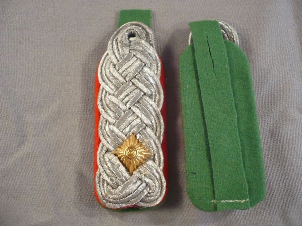 Schulterstücke Major Luftwaffenfelddivision Artillerie und Flugabwehr, mit Lasche, grün mit glänzender Auflage